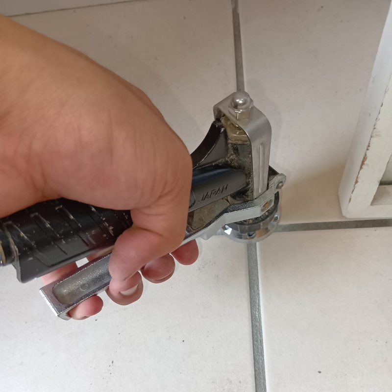 玄関の床にシロアリ駆除剤を注入