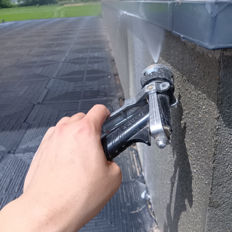 基礎にシロアリ駆除剤を散布