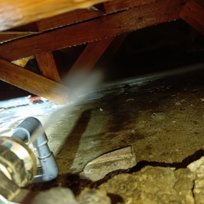 床下の土壌にシロアリ駆除剤を散布