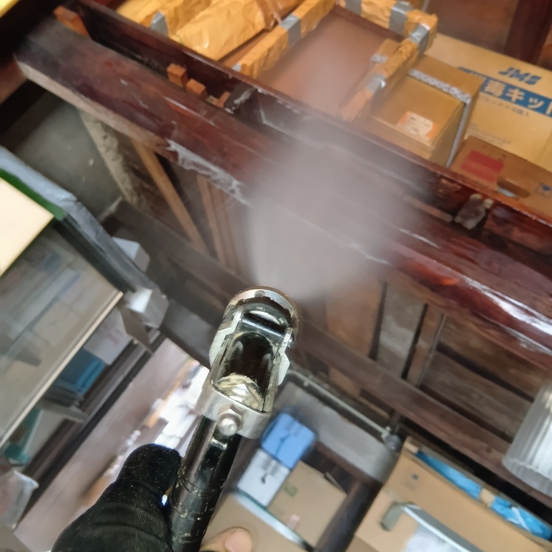 納戸にシロアリ駆除剤を散布