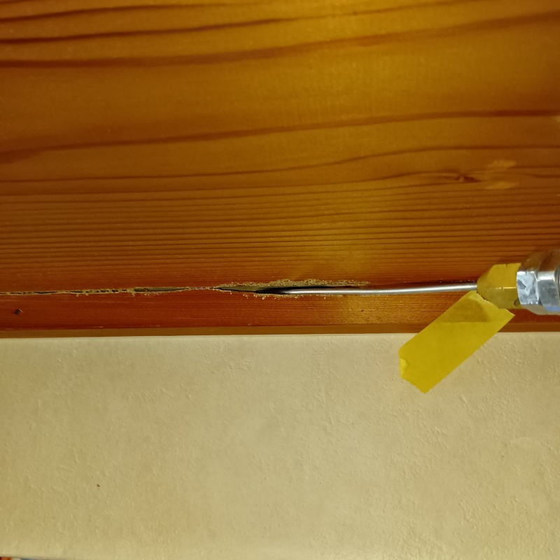 室内の亀裂部分にシロアリ駆除剤を注入