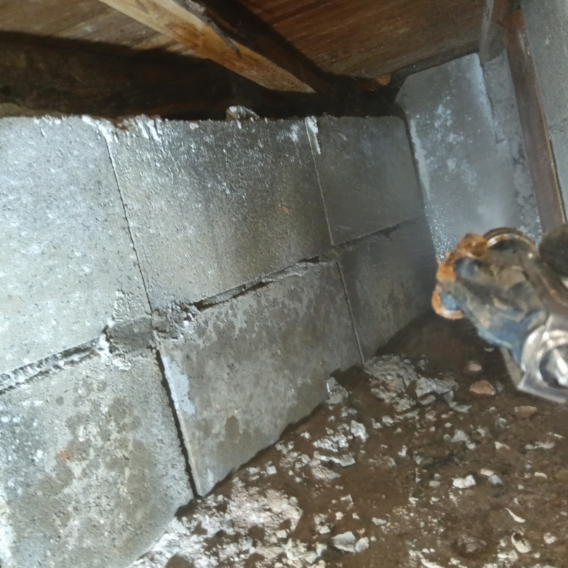 床下の基礎にシロアリ駆除剤を散布