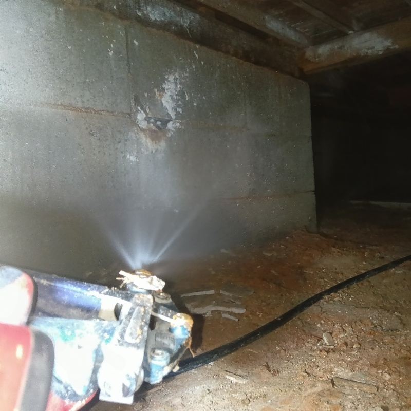 床下の基礎にシロアリ駆除剤を散布