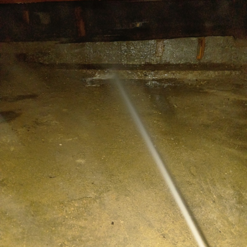 床下の土壌にシロアリ駆除剤を散布