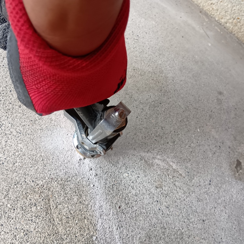 玄関のコンクリート床にシロアリ駆除剤を注入