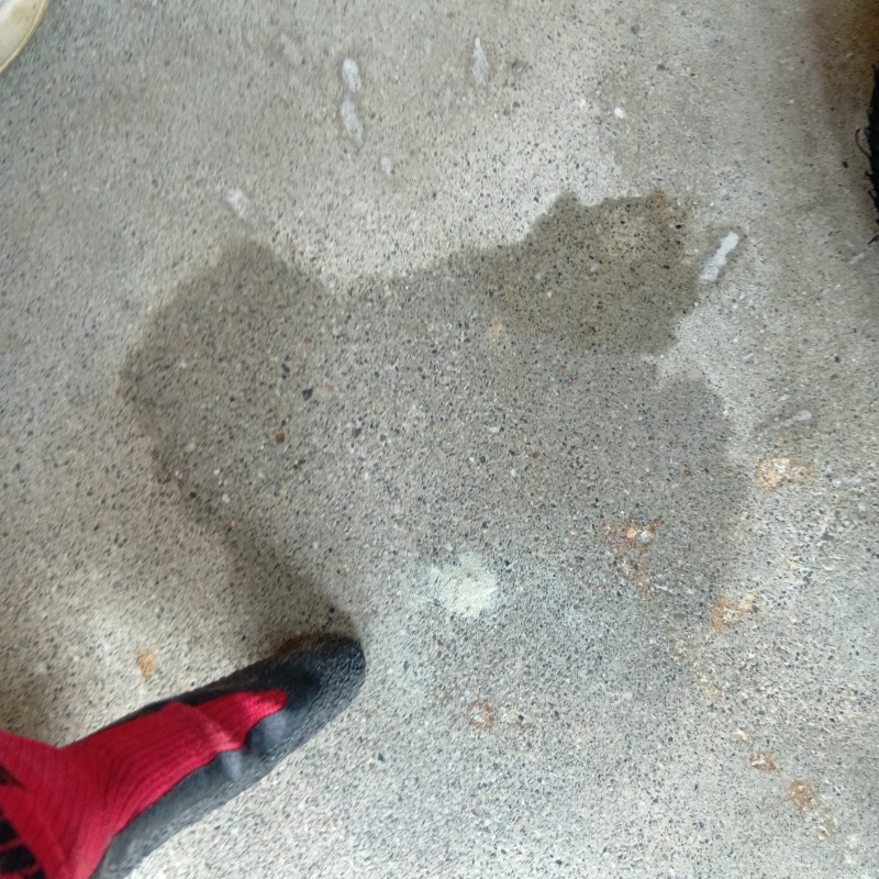 開けた穴をモルタルで補修