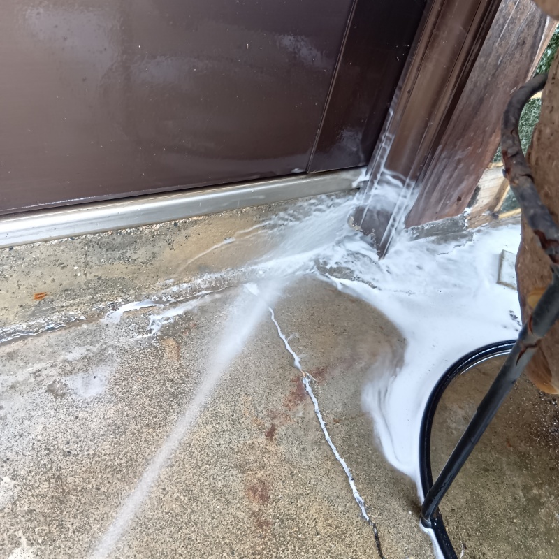 玄関ポーチの柱（木）と地面にシロアリ駆除剤を散布