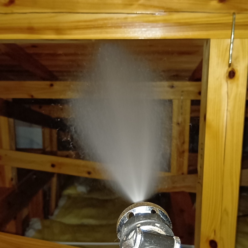 屋根裏の木部にシロアリ駆除剤を散布
