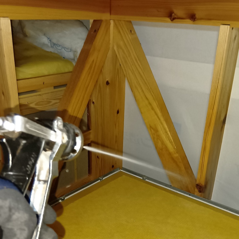 屋根裏の木部にシロアリ駆除剤を散布