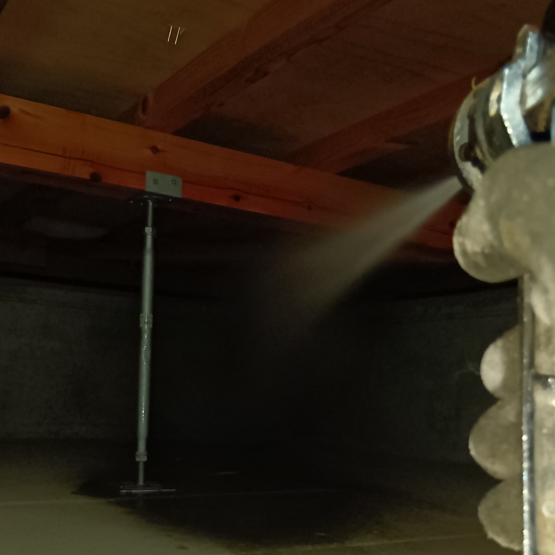 床下の基礎・地面にシロアリ駆除剤を散布