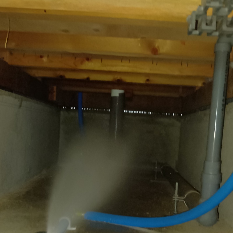 床下の基礎にシロアリ駆除剤を散布