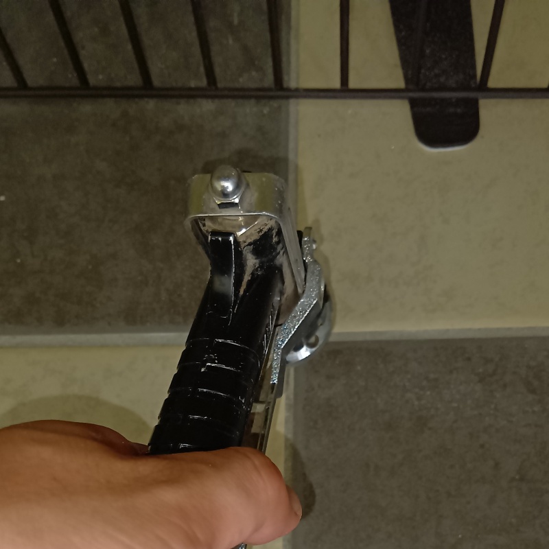 玄関の床にシロアリ駆除剤を注入