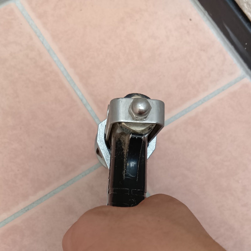 玄関の床にシロアリ駆除剤を注入