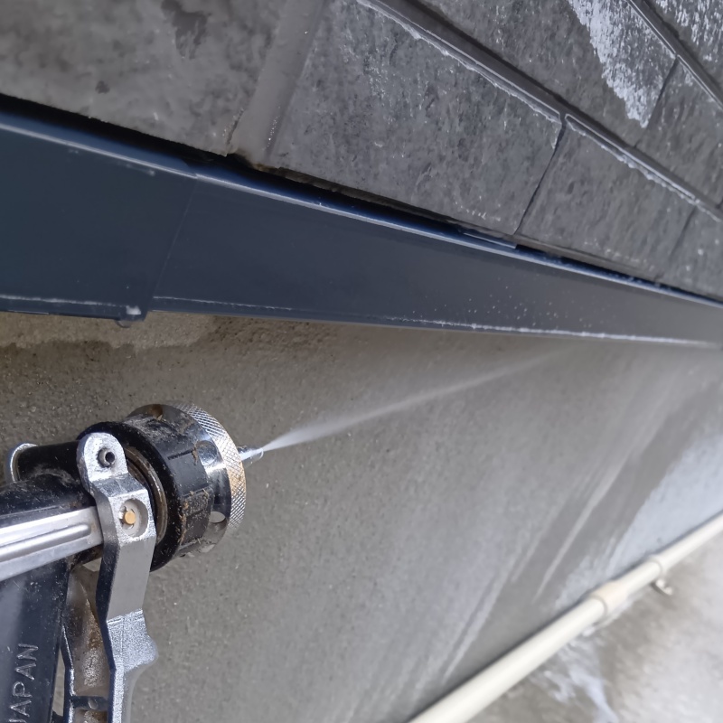 外壁まわりにシロアリ駆除剤を散布