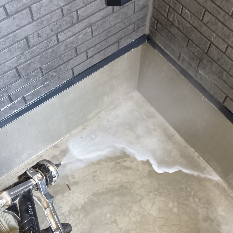 敷地内のコンクリートにシロアリ駆除剤を散布