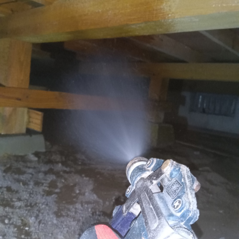 床下の木部にシロアリ駆除剤を散布