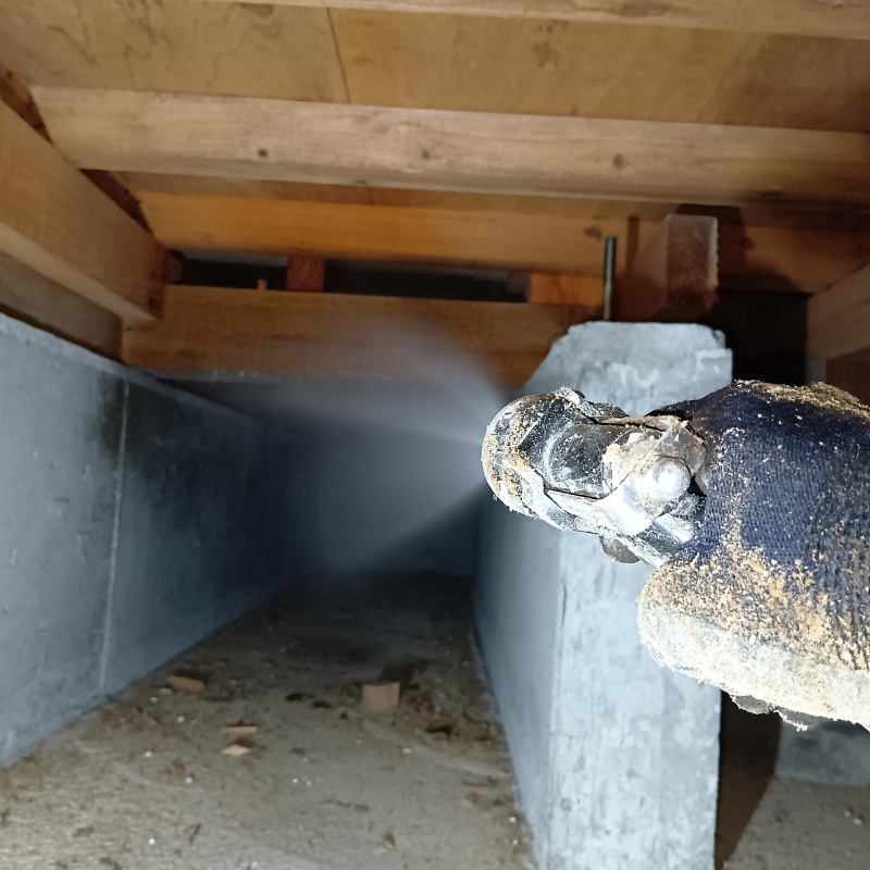 床下の基礎にシロアリ駆除剤を散布