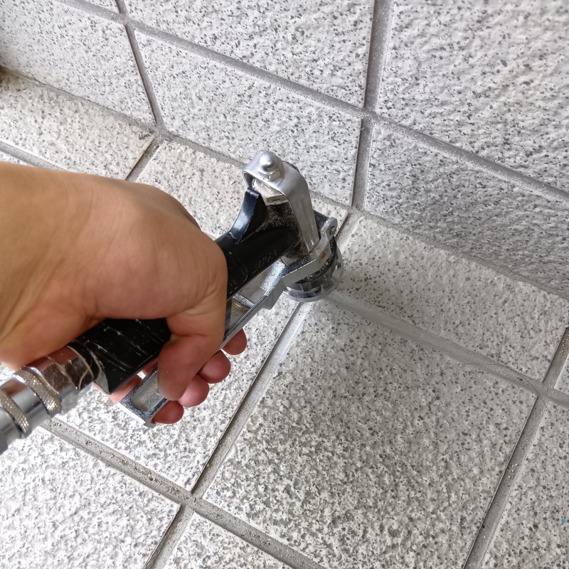 玄関の床にシロアリ駆除剤を注入