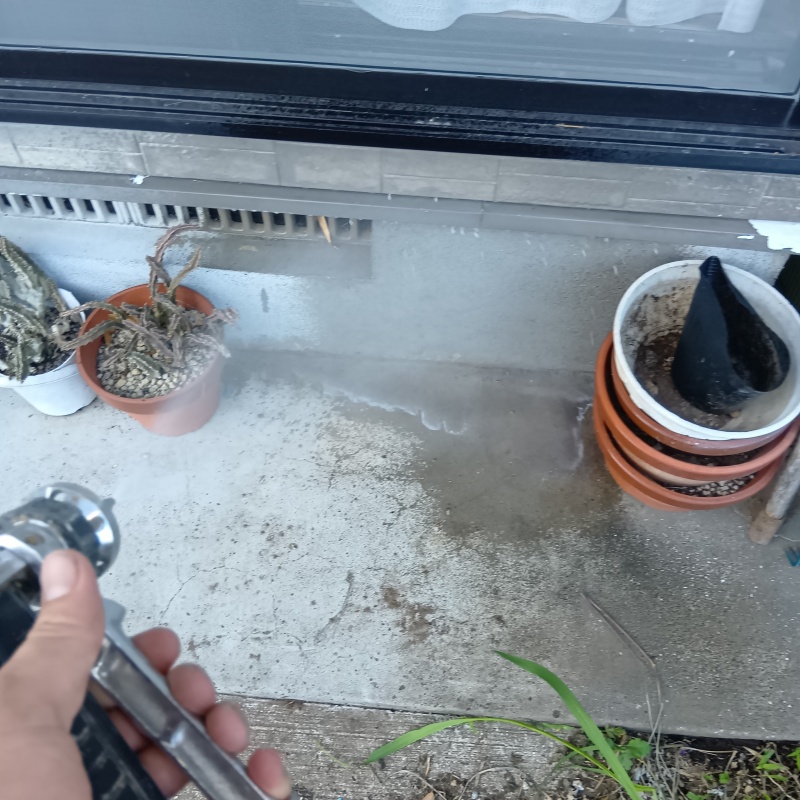 基礎にシロアリ駆除剤を散布