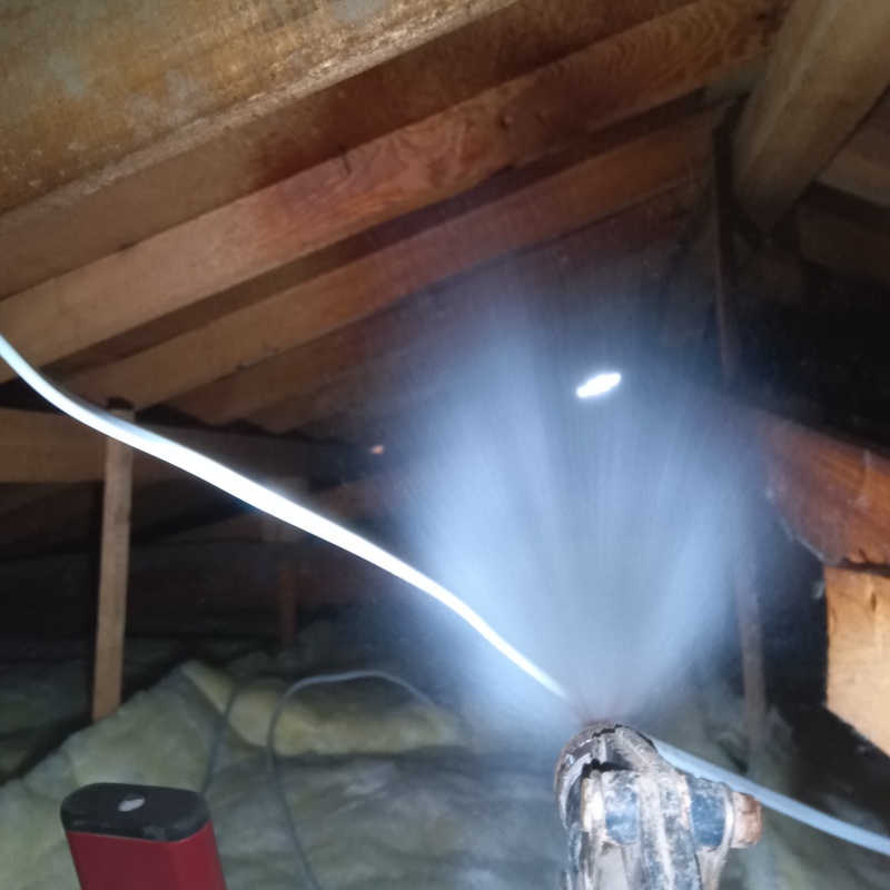 床下の木部にシロアリ駆除剤を散布