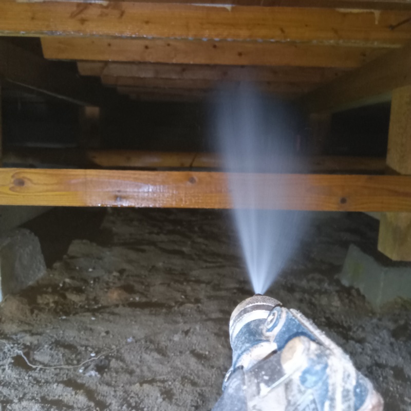 床下の木部にシロアリ駆除剤を散布