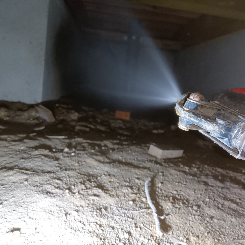 床下の基礎にシロアリ駆除剤を散布