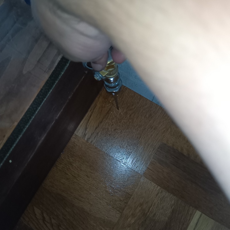 フローリングにシロアリ駆除剤を注入