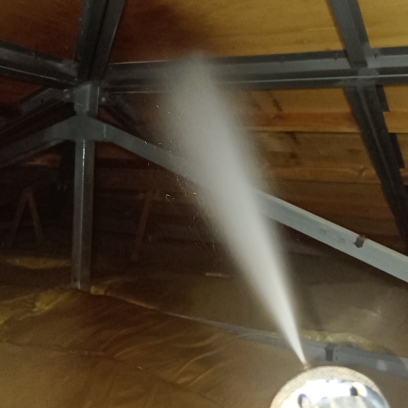 屋根裏の木材にシロアリ駆除剤を散布