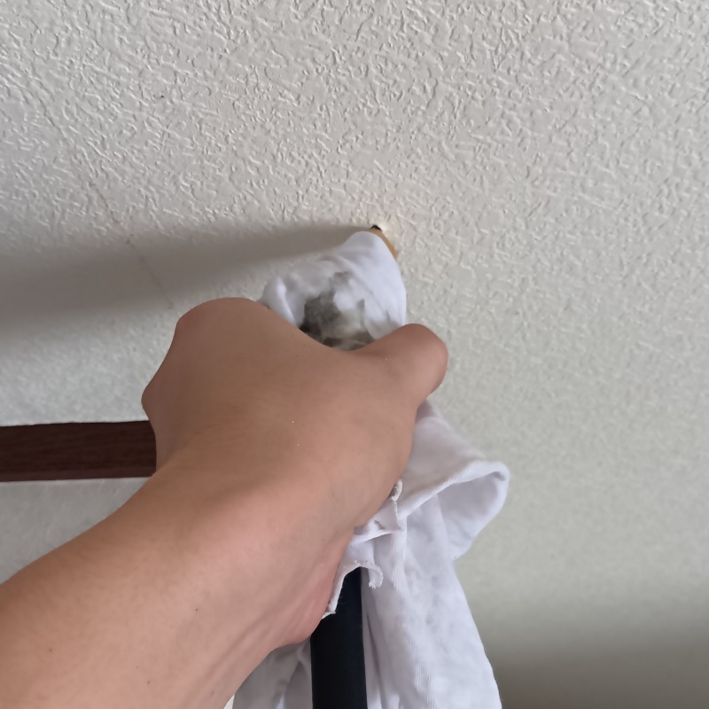 天井に穴を開けてシロアリ駆除剤を注入
