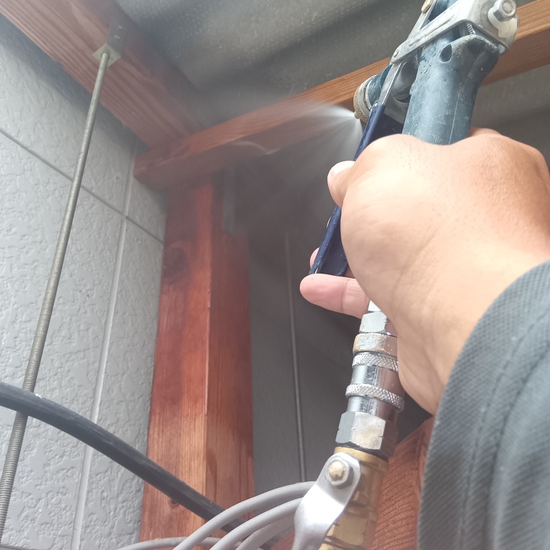 木材にシロアリ駆除剤を散布