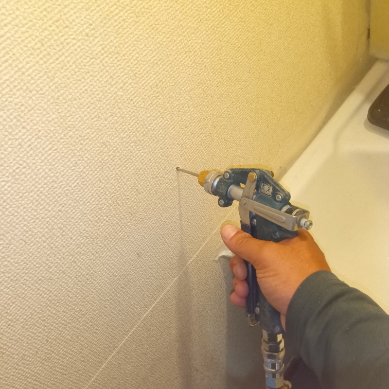 壁内部に直接シロアリ駆除剤を注入