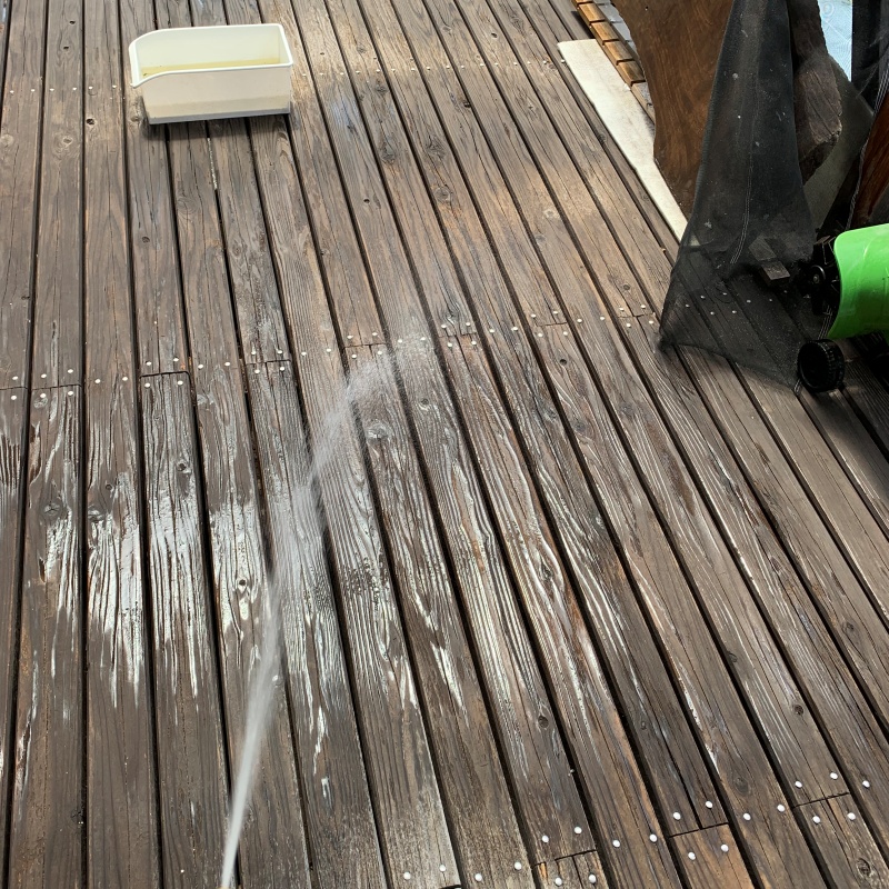 ウッドデッキにシロアリ駆除剤を散布