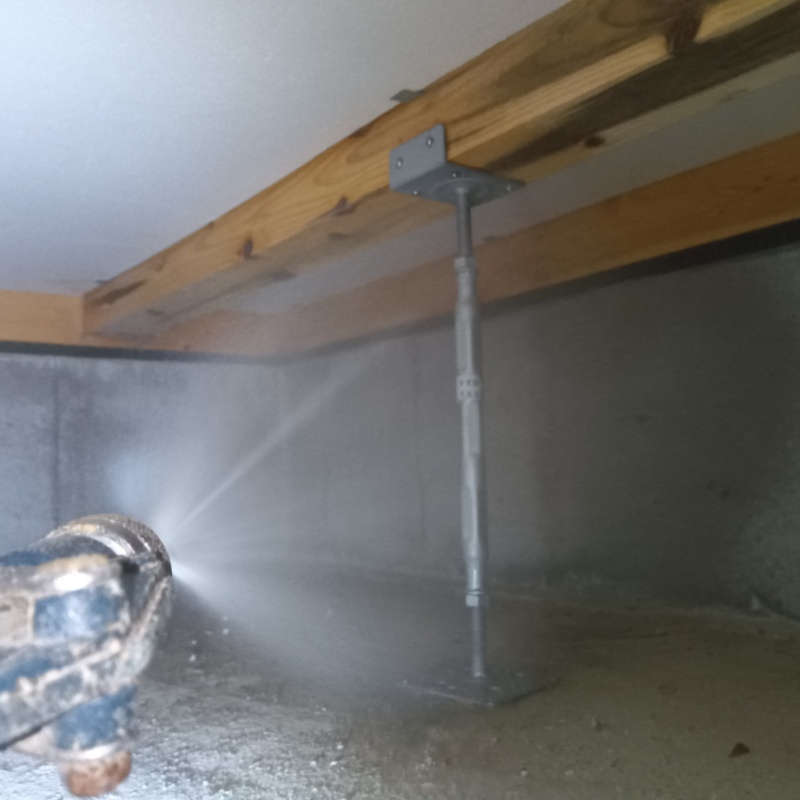 床下木材に防蟻剤を散布