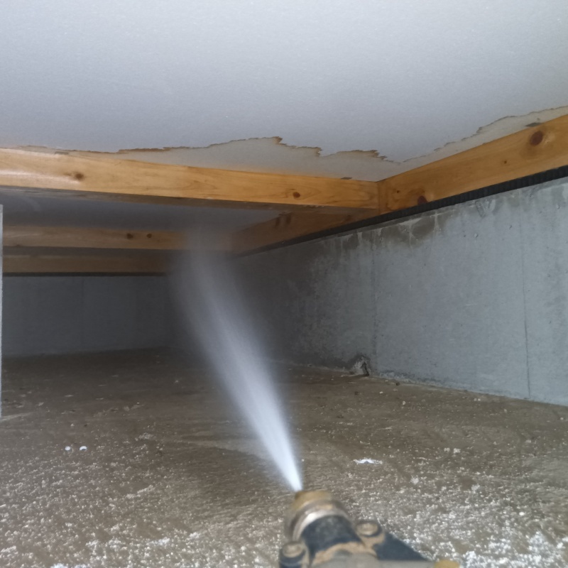 床下断熱材に防蟻剤を散布