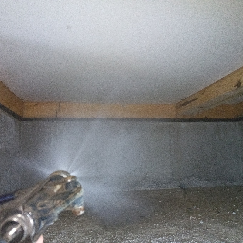 基礎に防蟻剤を散布