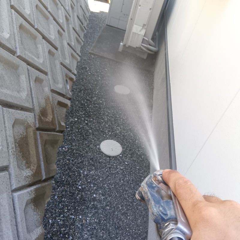 建物外周の土壌に防蟻剤を散布