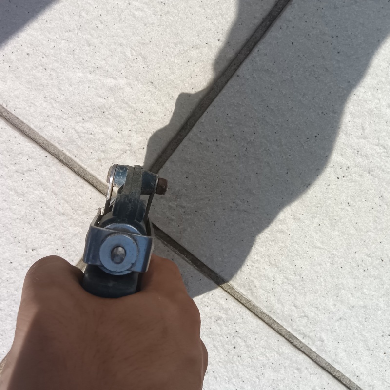 玄関床の目地から防蟻剤を注入