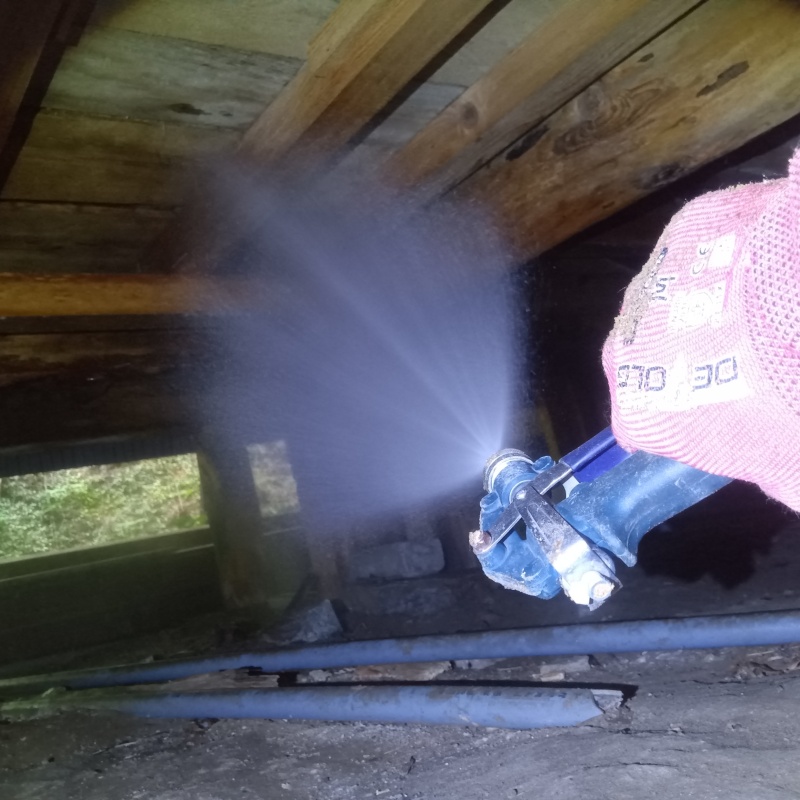 床下木材にシロアリ駆除剤を散布