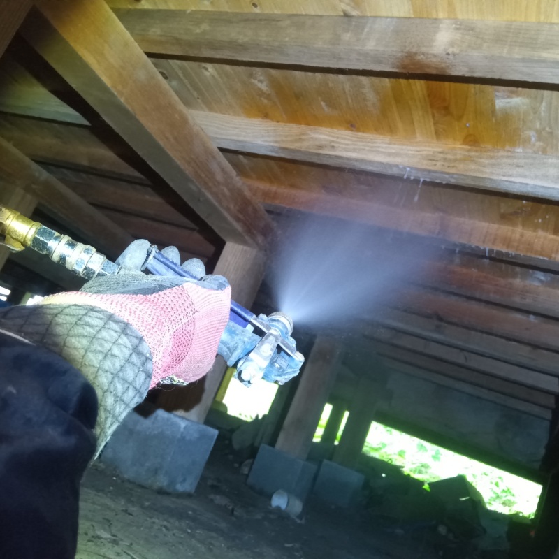 床下木材にシロアリ駆除剤を散布