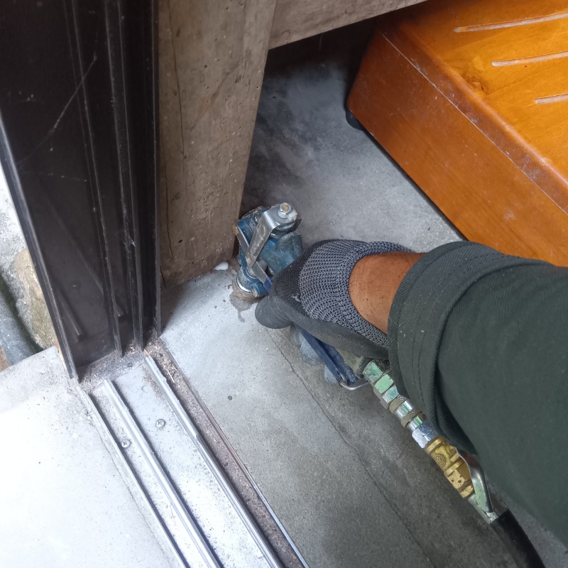 コンクリートに穴を開けてシロアリ駆除剤を注入