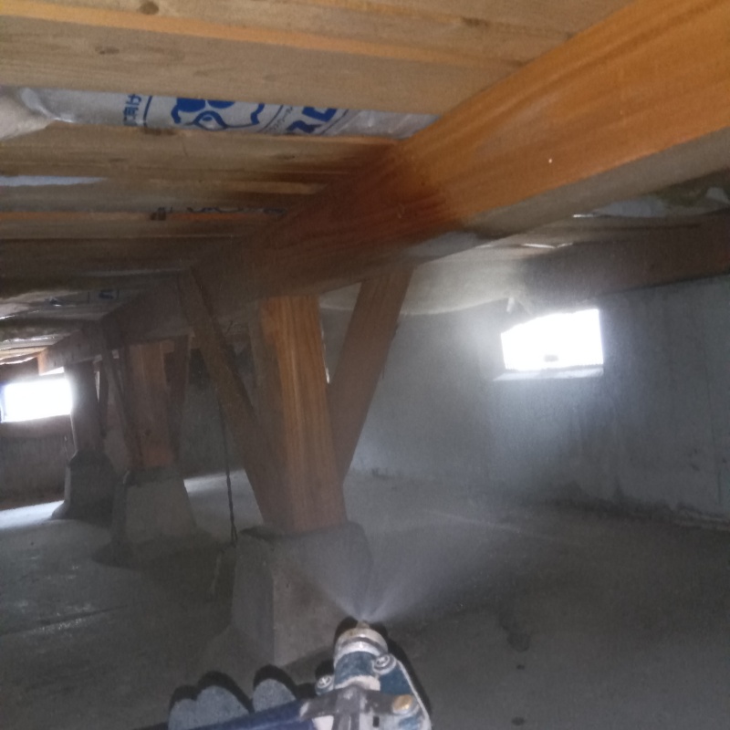 床下木材に防蟻剤を散布