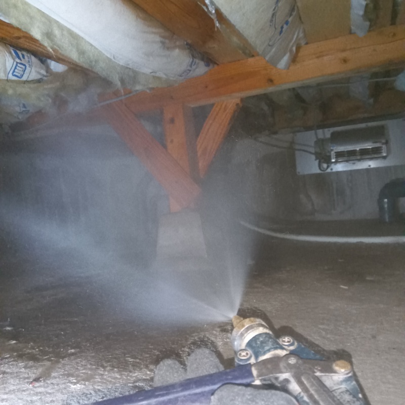 床下断熱材に防蟻剤を散布