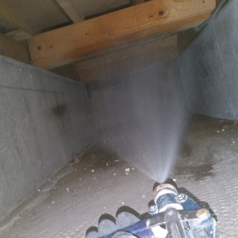 地面・基礎に防蟻剤を散布