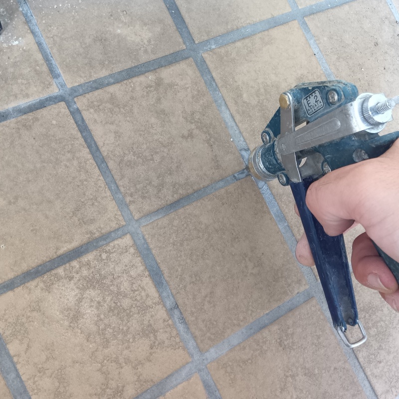 玄関床に穴を開けて防蟻剤を注入