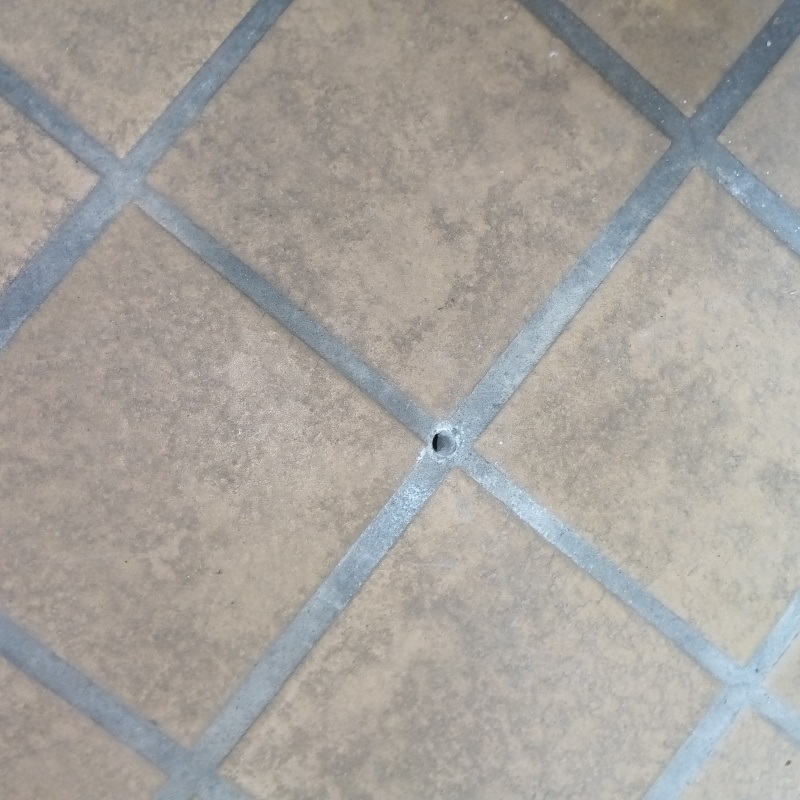 開けた穴をパテで補修