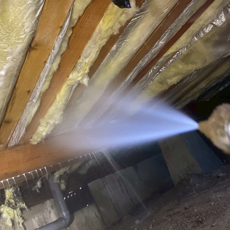 床下木材にシロアリ駆除剤を散布