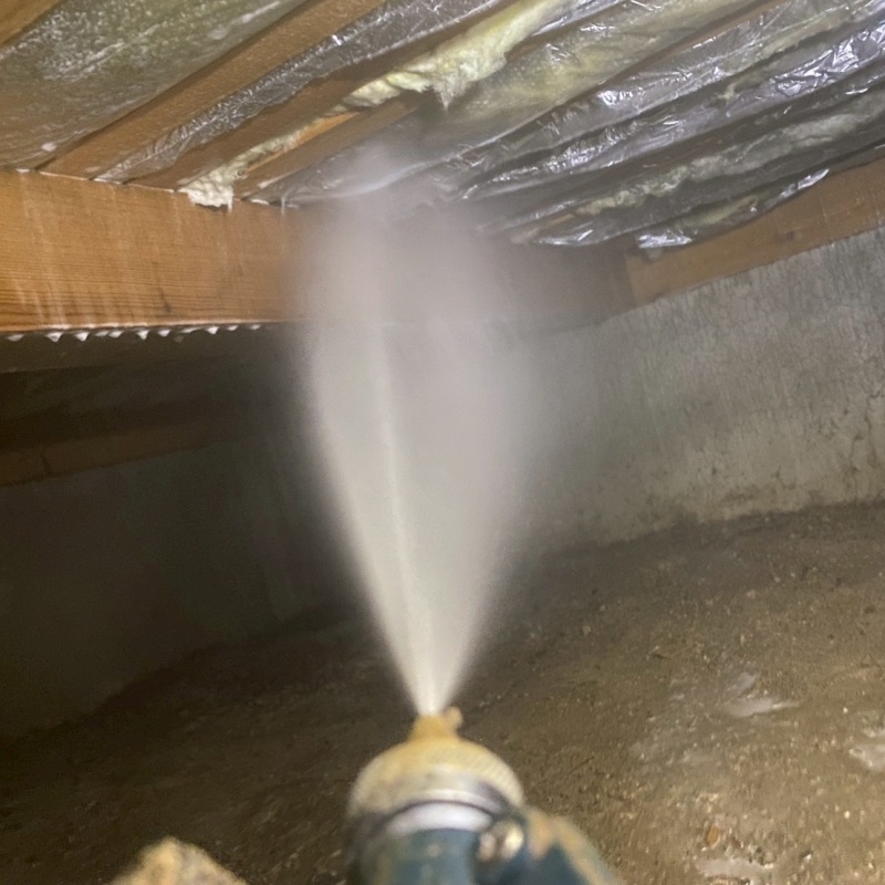 床下断熱材にシロアリ駆除剤を散布