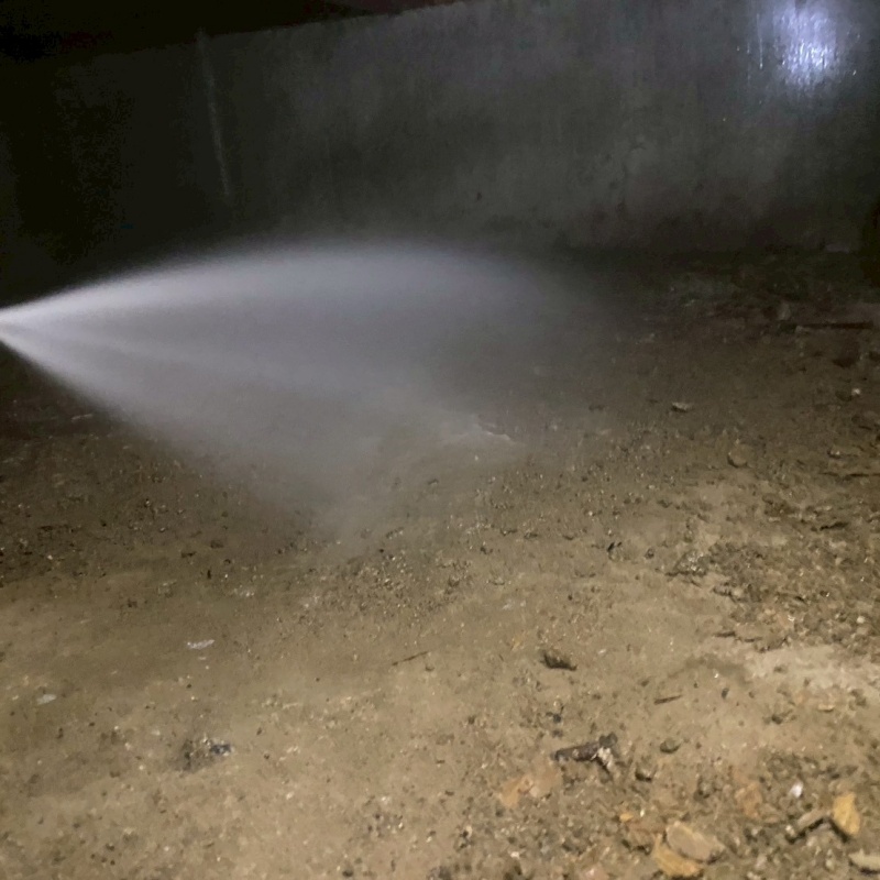 地面にシロアリ駆除剤を散布