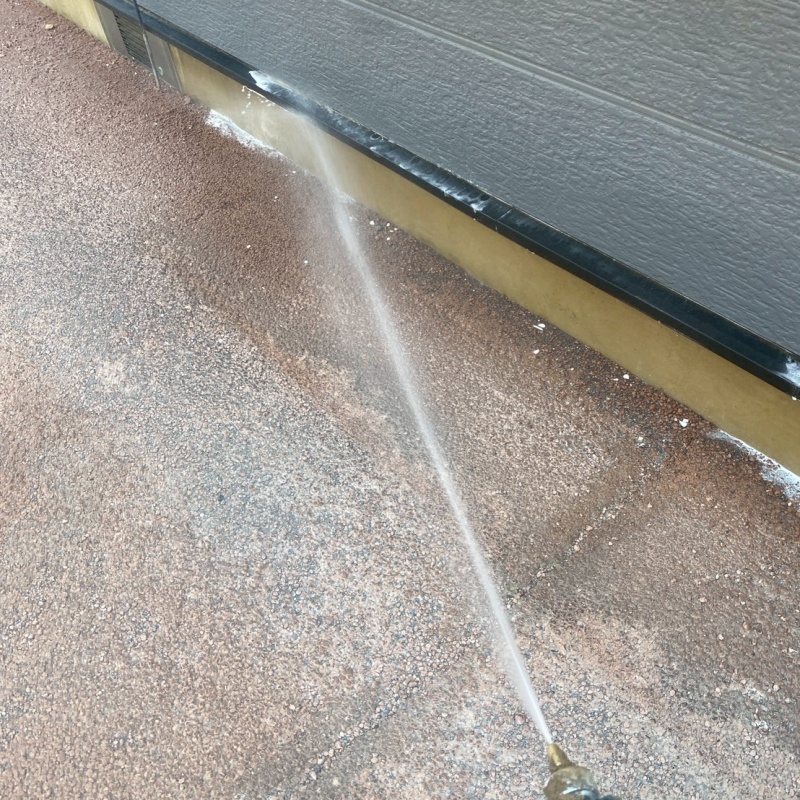 基礎まわりにシロアリ駆除剤を散布