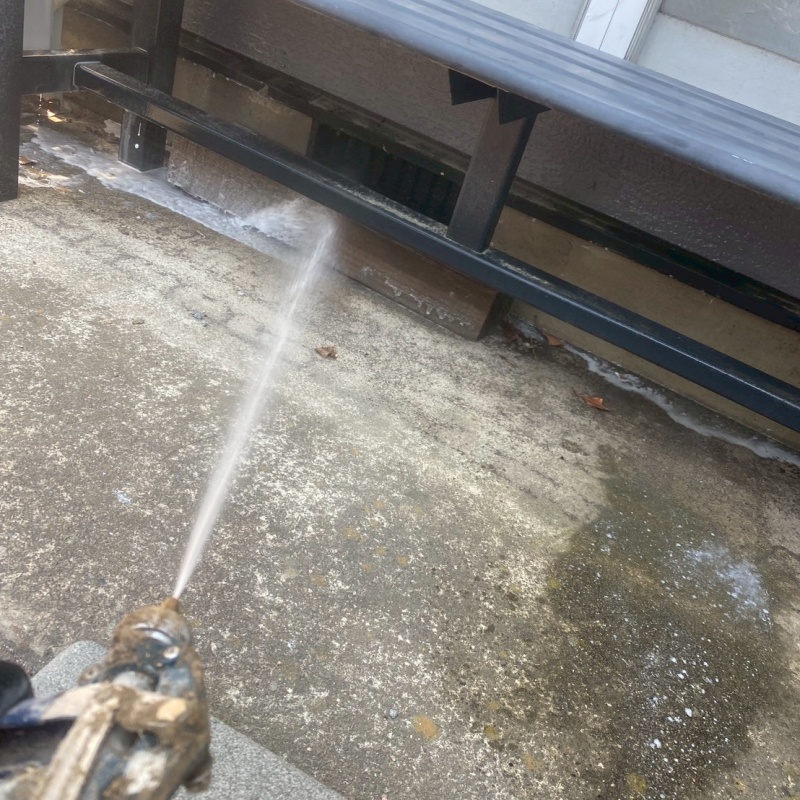 基礎まわりにシロアリ駆除剤を吹き付けている様子